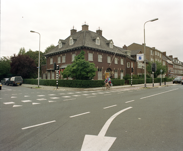 822266 Gezicht op het hoekpand Amsterdamsestraatweg 472 ( Koch Notarissen ) te Utrecht; links de Julianaparklaan.